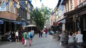 Gasse in Alt-Sachsenhausen, Frankfurt, mit Restaurants und Besuchern