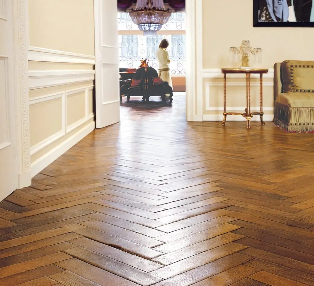 Herringbone-Parkettboden in einem stilvollen Altbau mit elegantem Interieur